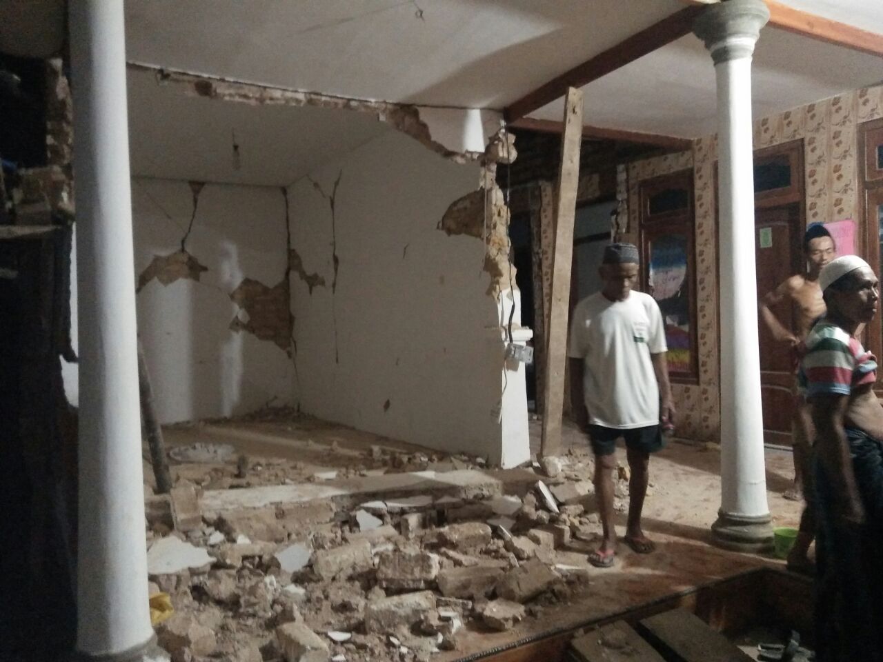 Pasca gempa Sumenep, Madura. (foto : Istl