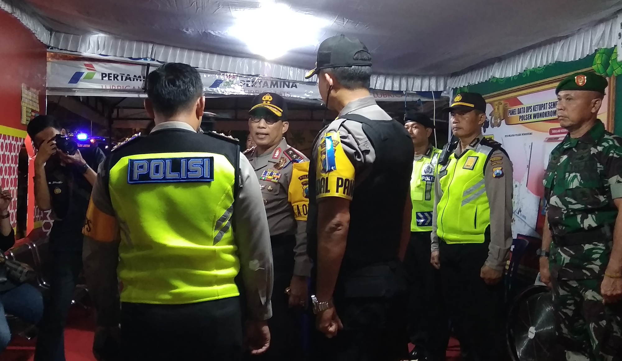 Kapolda Jatim, Irjen Pol Machfud Arifin saat meninjau pos pengamanan lebaran di Surabaya, Kamis 14 Juni malam. (foto: hrs/ngopibareng)