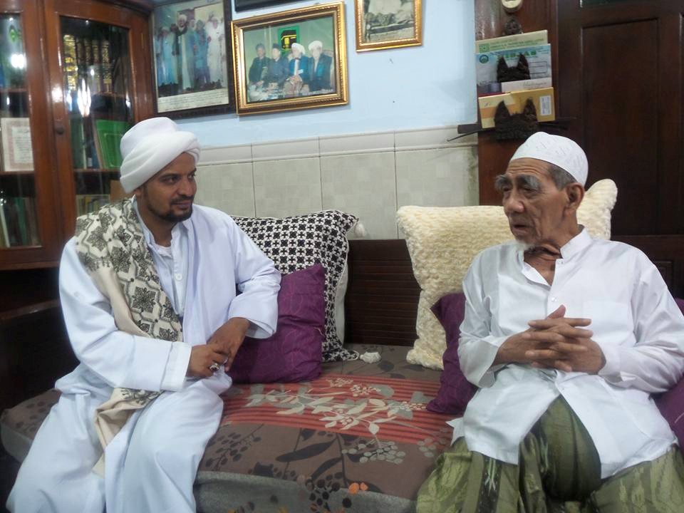 DOA KHUSUS: Habib Abdullah Al-Muhdlor Tariem ketika bersama KH Maimoen Zubair, Sarang Rembang. (foto: ist)