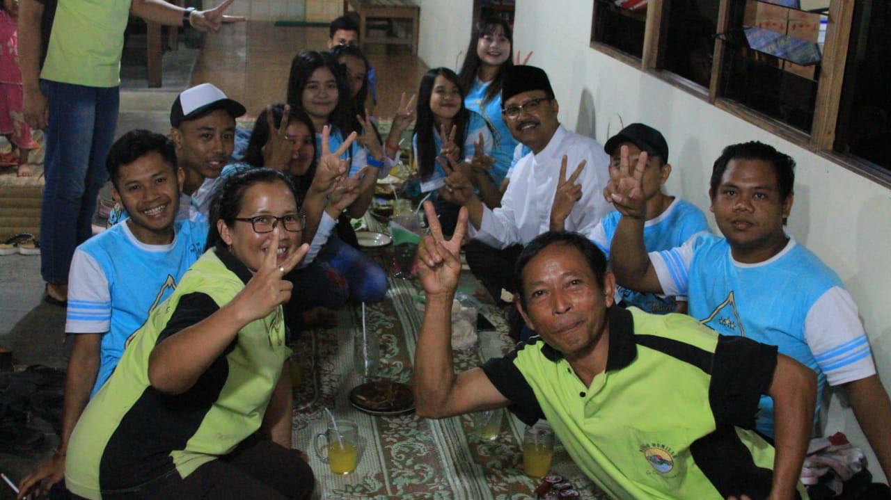 Calon Gubernur Jawa Timur nomor urut dua Saifullah Yusuf (Gus Ipul) memilih untuk berbuka puasa bersama Para Fans Nella Kharisma (Nella Lovers) di salah satu tempat makan di kota Magetan.