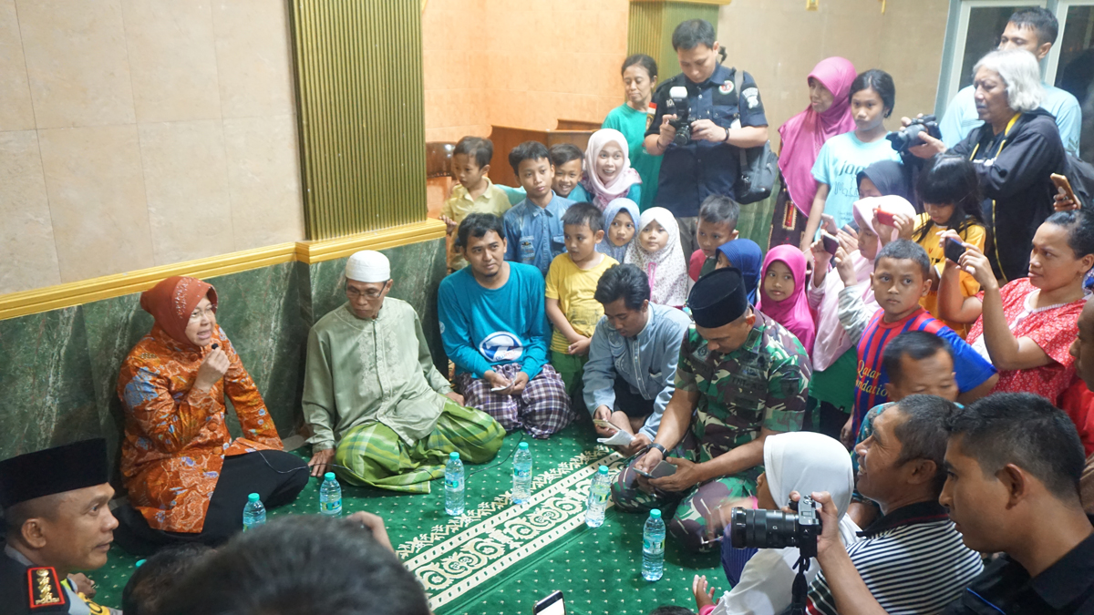 Risma mengunjungi beberapa masjid di Surabaya, Kamis, 14 Juni 2018. (foto: Istimewa) 