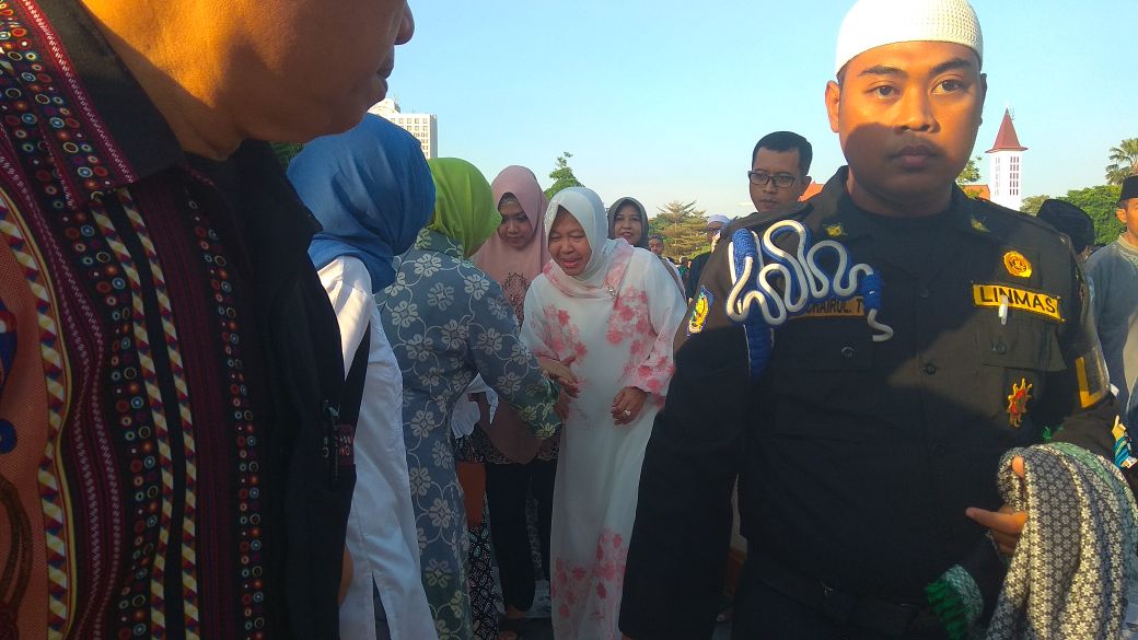 Wali Kota Risma usai melaksanakan Salat Id, di Taman Surya, Balai Kota Surabaya, Jumat, 15 Juni 2018. (foto: ngopibareng.id)