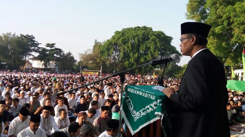 KHOTBAH: Haedar Nashir, Ketua Umum PP Muhammadiyah, ketika berkhotbah Idul Fitri. (foto: ist)