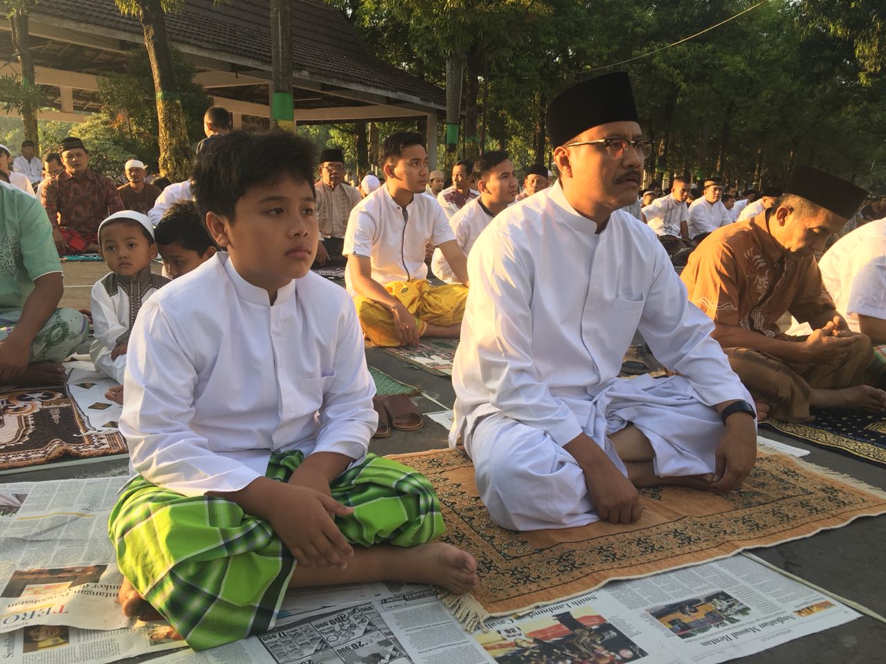 Calon Gubernur Jawa Timur nomor urut dua Saifullah Yusuf (Gus Ipul) mengikuti sholat Idul Fitri bersama keluarga di Masjid Agung Baitul Mukminin Jombang, Jumat, 15 Juni 2018. 