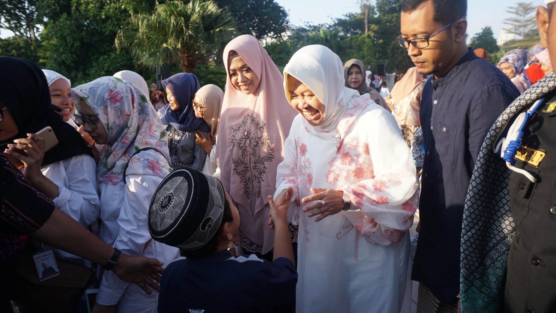 Wali Kota Risma usai melaksanakan Salat Id di Taman Surya, Balai Kota Surabaya, Jumat, 15 Juni 2018. (foto: ist) 