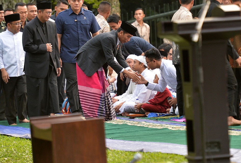 KETEDUHAN: Presiden menyalami sejumlah jamaah sebelum Shalat Idul Fitri di Kebun Raya Bogor. (foto: setneg for ngopibareng.id).