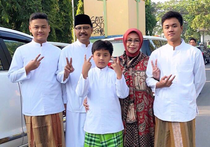 Gus Ipul dan keluarga usai sholat Idul Fitri di Masjid Agung Baitul Mukminin, Jombang, Jumat 15 Juni 2018. 