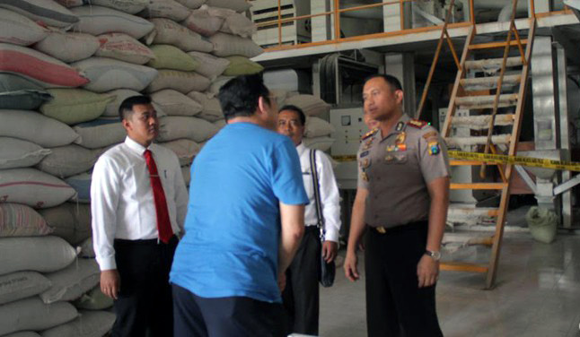 Satgas Pangan Polda Jatim menggrebek pabrik pengolahan beras di Malang, Jumat, 15 Juni 2018. Diduga pabrik tersebut melakukan pemalsuan merk. (Foto: Antara)