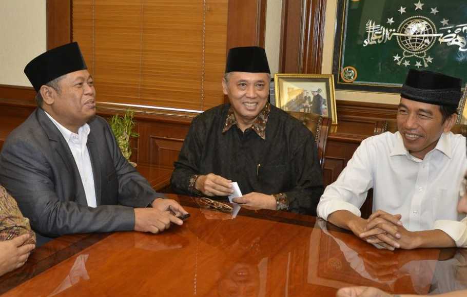 BERSAMA: H As'ad Said Ali (tengah) ketika bersama Presiden Joko Widodo di Jakarta. (foto: dok ngopibareng.id)