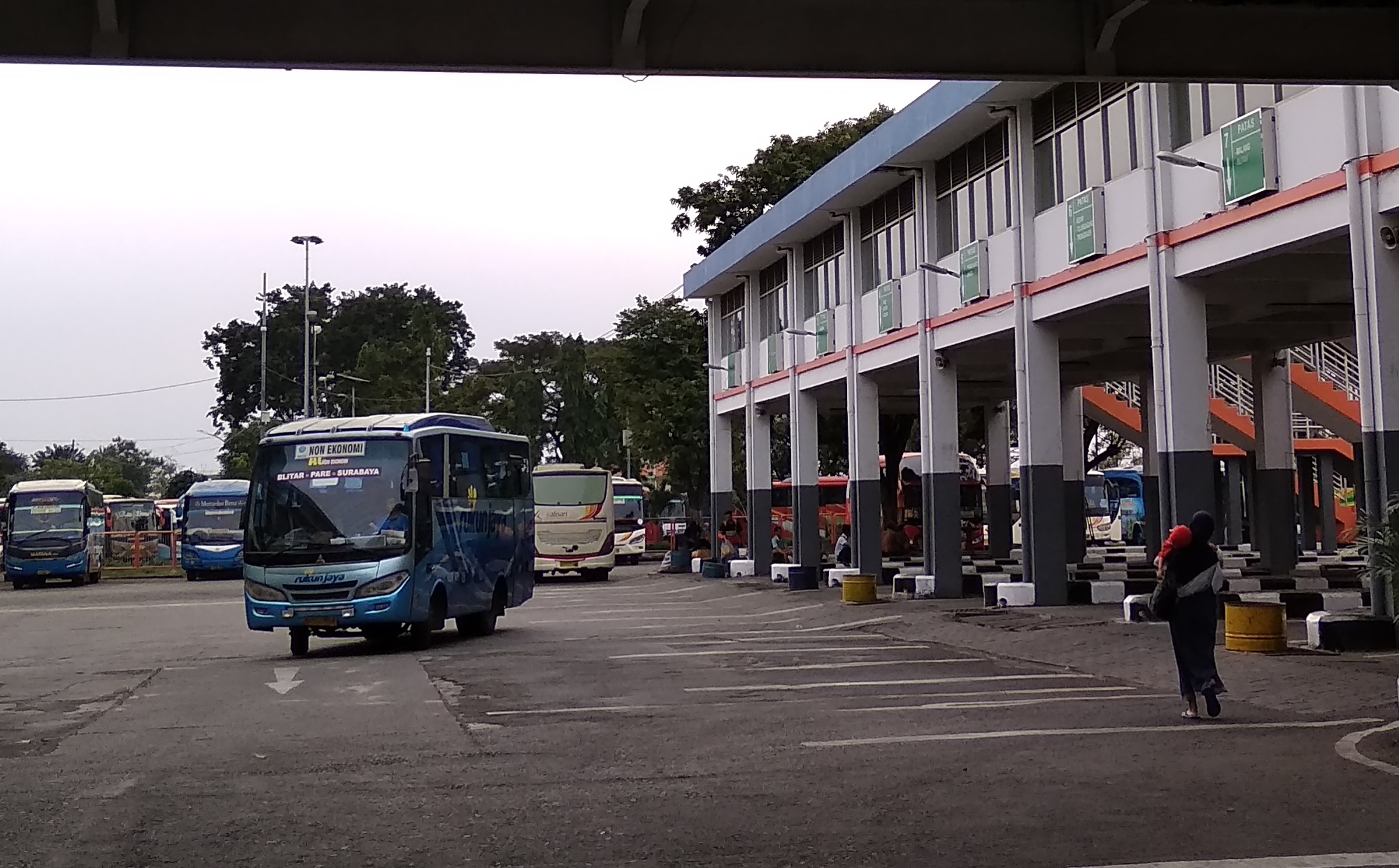 Jalur keberangkatan bus di Terminal Purabaya. (foto: hrs/ngopibareng)