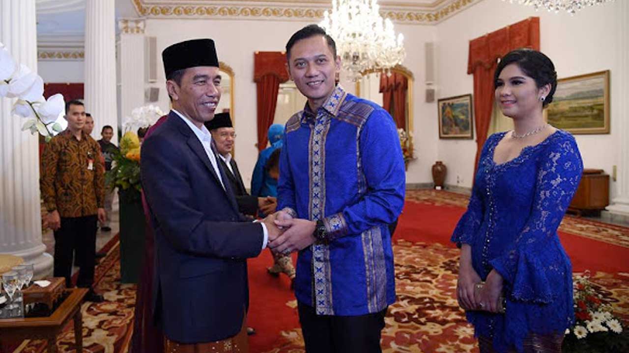 Agus Harimurti Yudhoyono (AHY) dan istri, Anissa Pohan saat open house Presiden Jokowi di Istana Bogor, Bogor, Jawa Barat, Jumat (15/6/2018).
