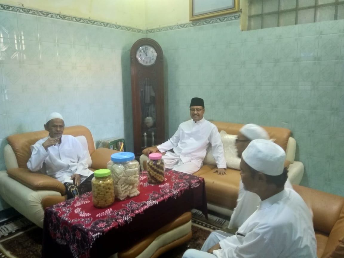 Gus Ipul sowan dan bersilaturahmi ke kediaman KH Abdul Djalil, pengasuh pesantren Sidogiri, Pasuruan. Sabtu, 16 Juni 2018.