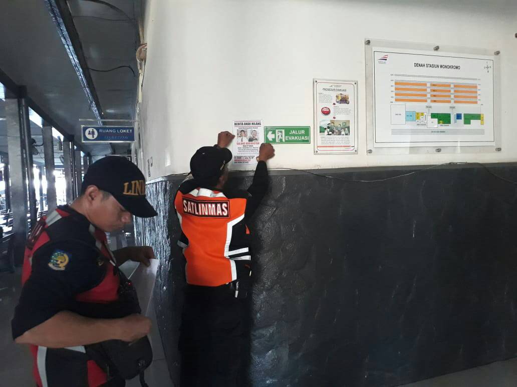 Petugas BPB Linmas dan Jajaran Kepolisian melakukan pencarian secara intens dan menempel brosur tentang hilangnya Galang dibeberapa tempat termasuk Stasiun Wonokromo, Sabtu, 16 Juni 2018. (foto: Istimewa) 