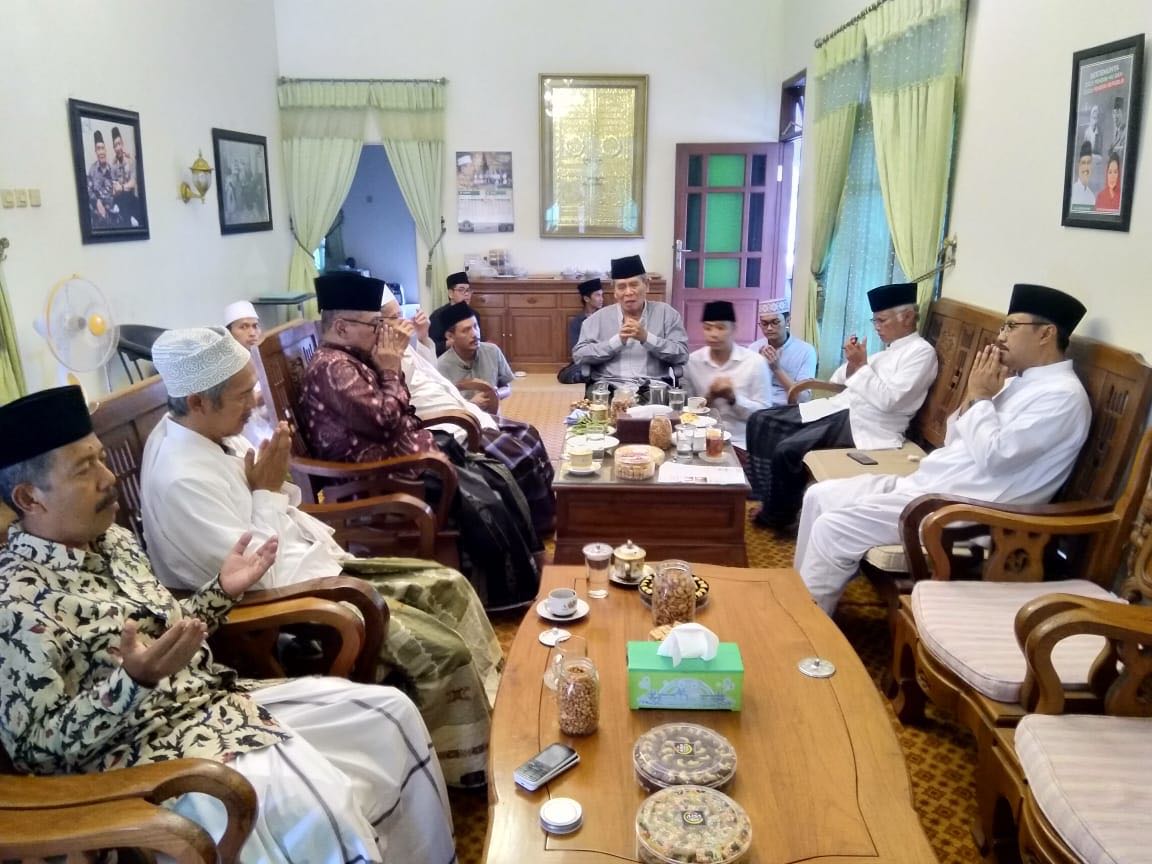 Gus Ipul bersama sejumlah Kiai sepuh berkumpul di kediaman KH Zainuddin Jazuli, pengasuh pesantren Ploso, Kediri, Sabtu, 16 Juni 2018.