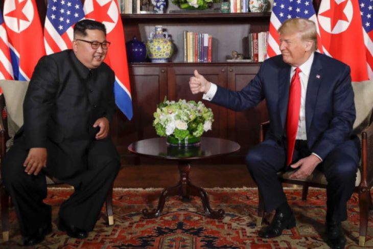 Presiden Amerika Serikat Donald Trump mengajungkan jempolnya ke arah Pemimpin Korea Utara Kim Jong Un dalam pertemuan bersejarah mereka di Hotel Capella, Pulau Sentosa, Singapura, 12 Juni 2018, sebagai penghormatan besarnya kepada pemimpin Korea Utara yang usianya sekitar separuh umurnya. (Reuters)