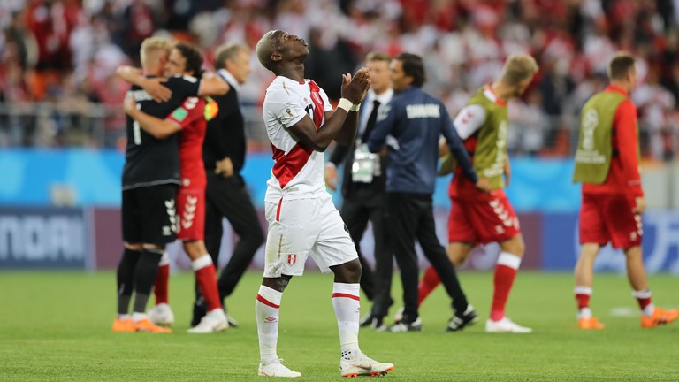 Ekspresi pemain Peru usai laga melawan Denmark berakhir. foto; fifa