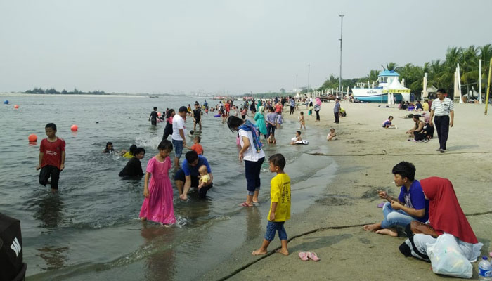 Masyarakat menyerbu Pantai Ancol untuk mengisi libur Lebaran.