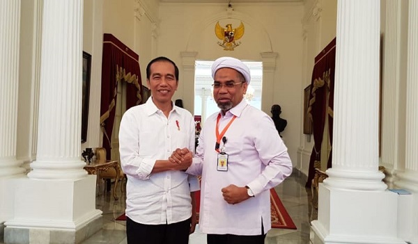  Ali Mochtar Ngabalin, Tenaga Ahli Utama Deputi IV Kantor Staf Presiden bersama Presiden Joko Widodo (Jokowi).