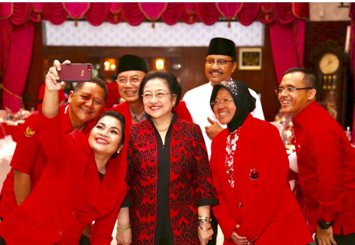Gus Ipul, Puti Guntur, Megawati, Azwar Anas, Tri Rismaharini, Budi Kanang, dan Wisnu Sakti dalam sebuah acara beberapa waktu lalu (Foto: Istimewa) 