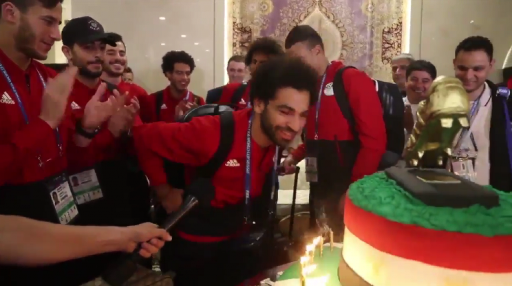 Mohamed Salah tiup lilin kue ulang tahun kejutan dari para penggemarnya. 