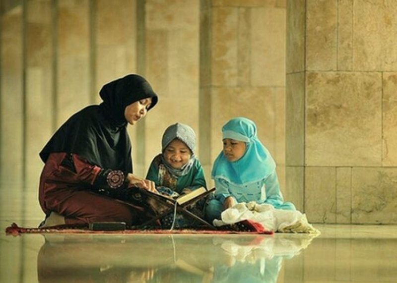 ORANGTUA: Seorang ibu yang mengajarkan ilmu agama sejak dini. (foto: dok ngopibareng.id)