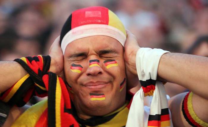 Pendukung timnas Jerman bersedih setelah timnya dikalahkan Meksiko dalam laga. (foto: afp)