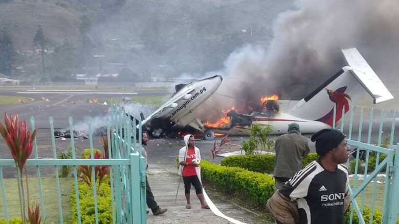 Para pendukung yang marah dari seorang kandidat yang kalah membakar pesawat penumpang di Dataran Tinggi Papua Nugini. Foto: facebook/David and Anna Wissink.