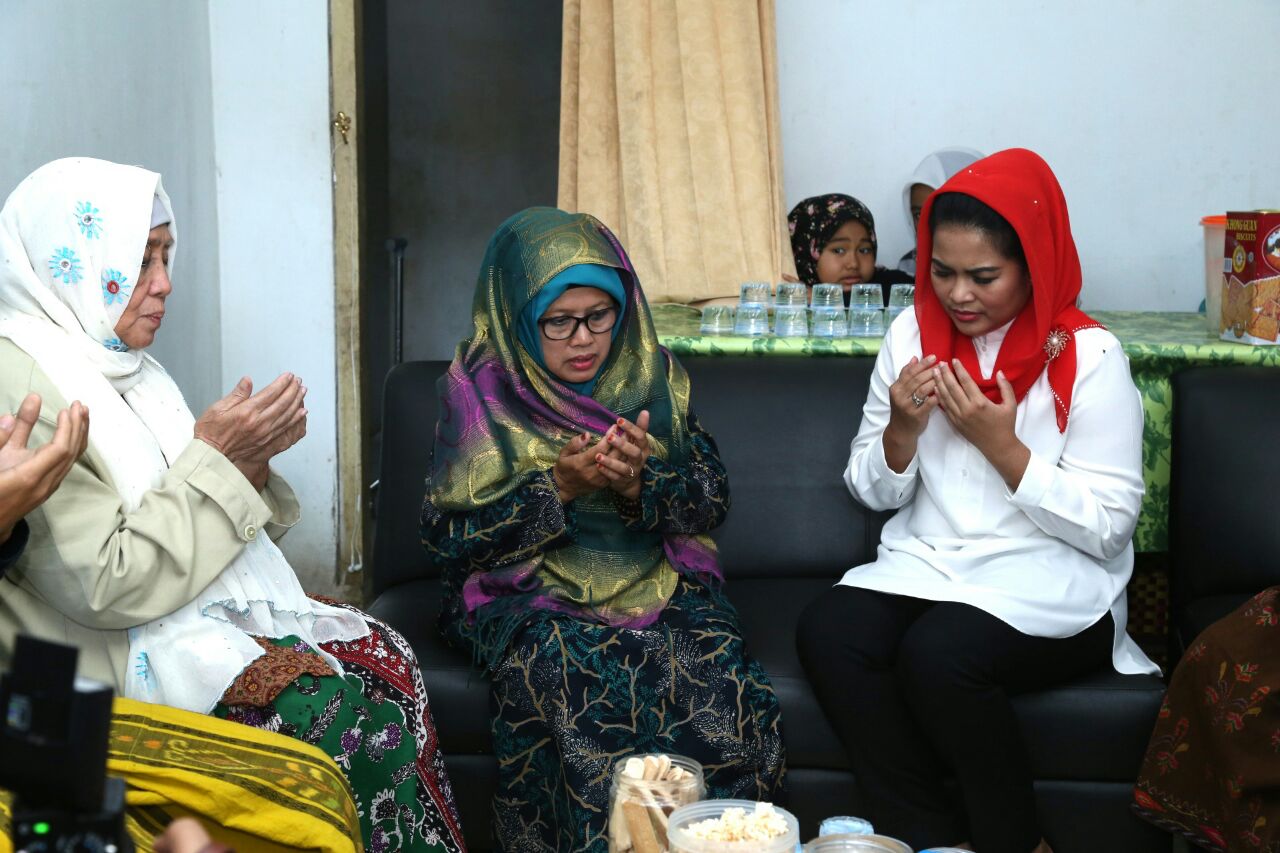 Calon Wakil Gubernur Puti Guntur Soekarno berkunjung ke Ibu Nyai Latifah Musta’in, di Pondok Pesantren Annuriyyah, Desa Kaliwining, Kecamatan Rambipuji, Jember, Senin, 18 Juni 2018.