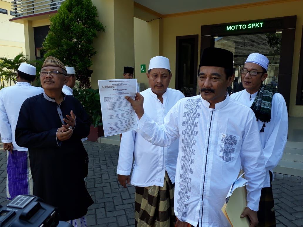 KH Fahrurrozie, pengasuh Pesantren Cangaan, Pasuruan, saat mendatangi Kantor Bawaslu Jatim di Surabaya, Senin, 18 Juni 2018