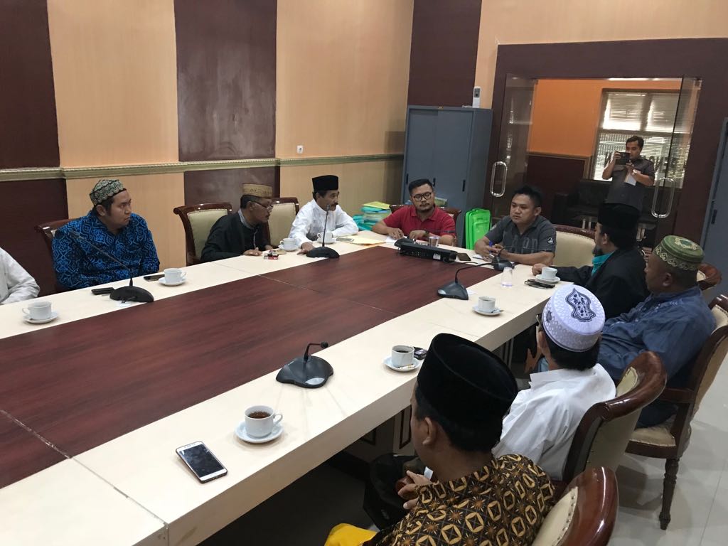 Fatwa yang menuai kontroversi itu dilaporkan ke Bawaslu Jatim oleh sejumlah orang yang dipimpin Pengasuh Pesantren Cangaan, Pasuruan, KH Fahrurrozie, Senin, 18 Juni 2018. 