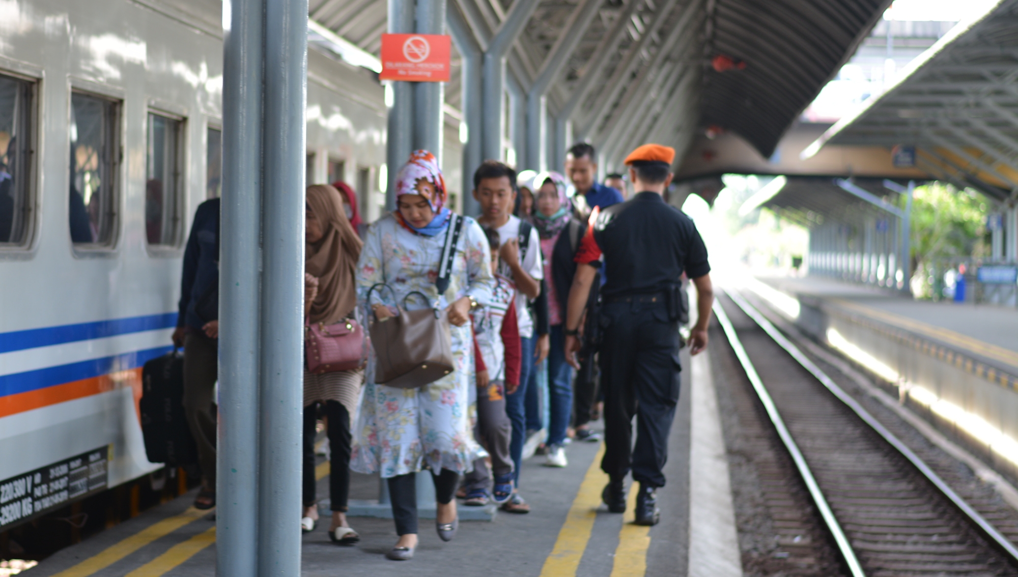 Arus balik di stasiun Gubeng Surabaya mulai meningkat dari hari kemarin. (foto: hrs/ngopibareng)