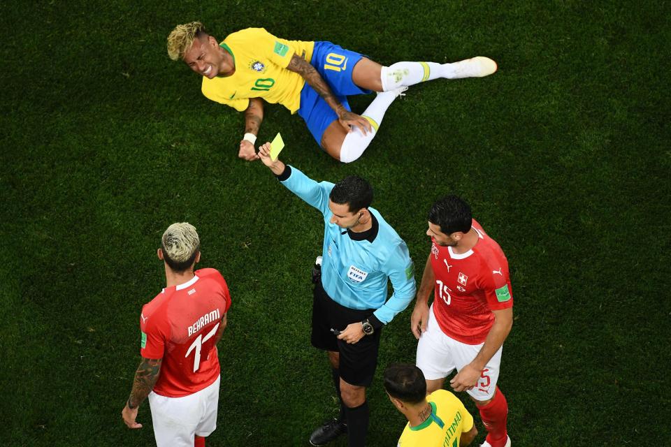 Neymar paling banyak terkapar saat melawan Swiss. foto:reuters