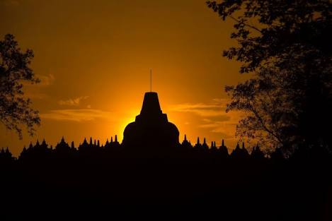 Borobudur dalam terpaan sunrise. Ilustrasi foto:istimewa