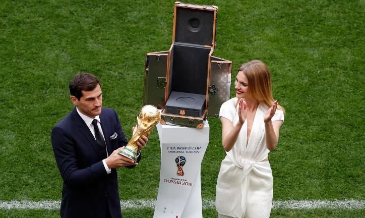 Natalia Vodianova pembawa trofi Piala Dunia 2018 bersama Iker Casillas, Jumat 15 Juni 2018.