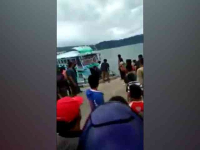 Hasil tangkap layar video detik-detik tenggelamnya KM Sinar Bangun di Danau Toba.