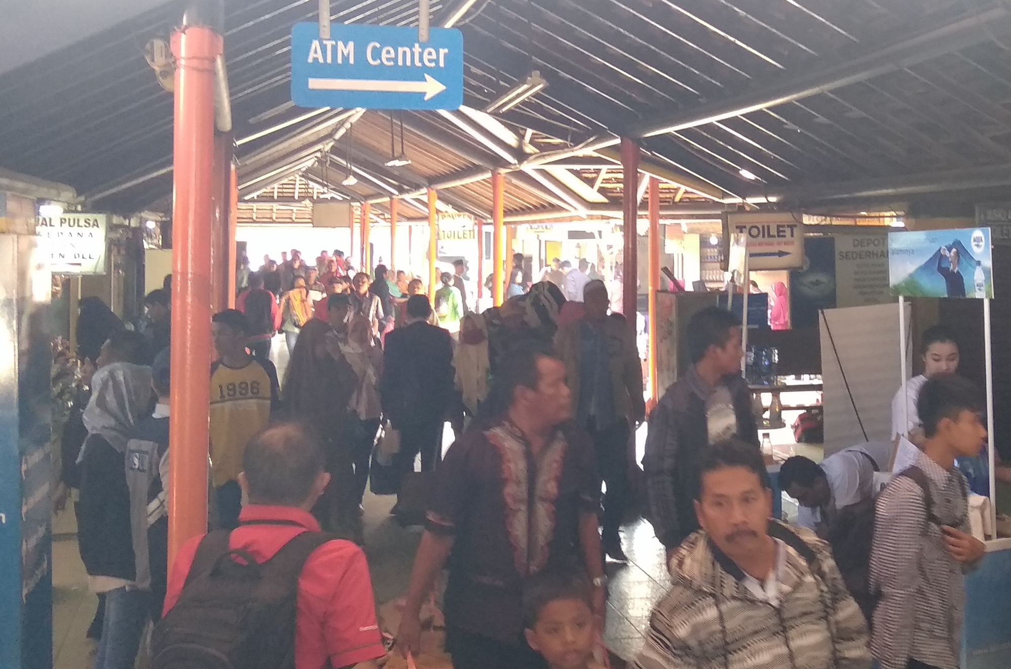 Jalur kedatangan terminal Purabaya yang mulai ramai masyarakat usai mudik. (foto: ngopibareng)