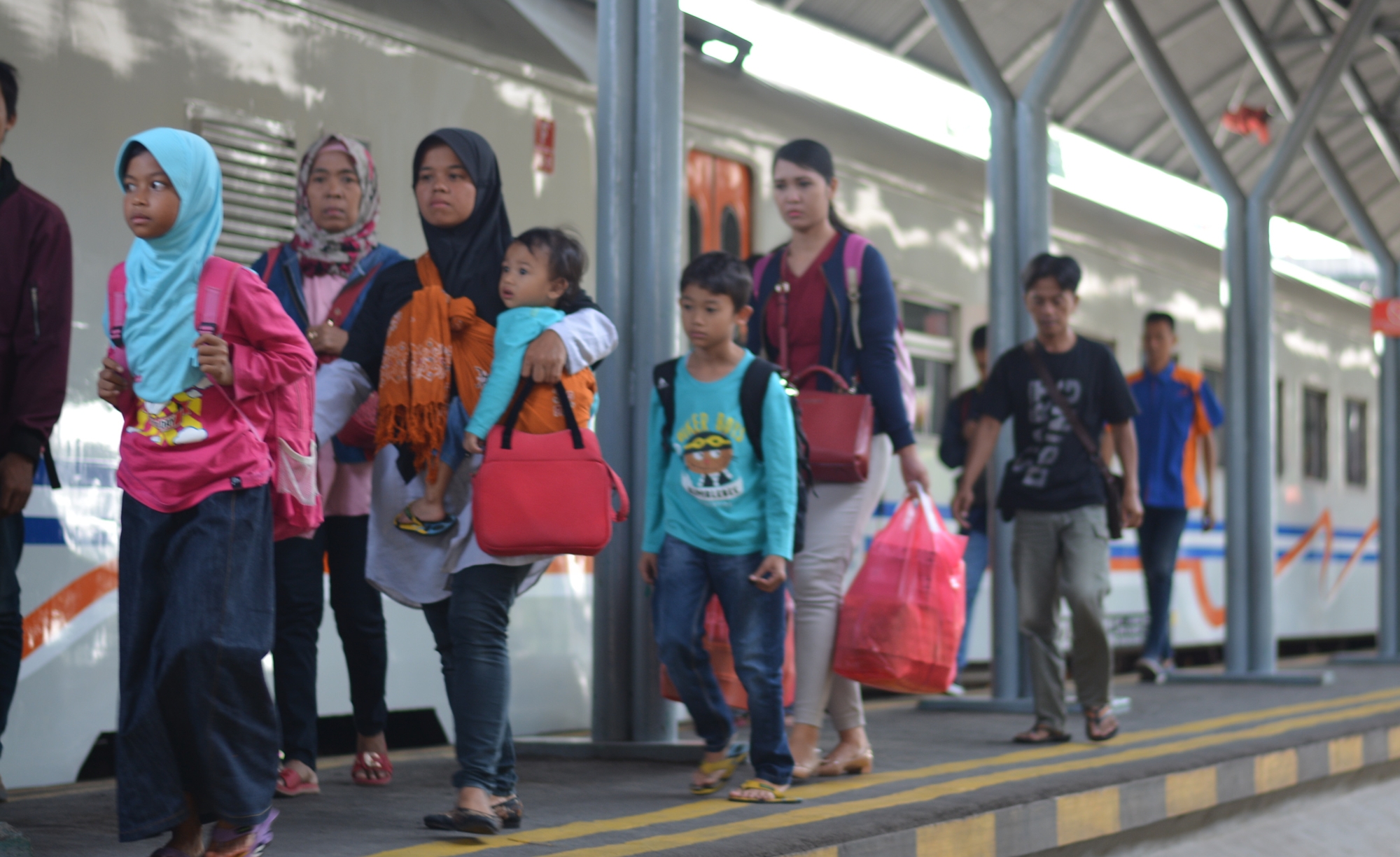 Arus kedatangan di stasiun Gubeng Surabaya mulai ramai. (foto: ngopibareng)