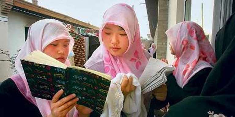 AGAMA: Belajar Islam tak mengenal etnis. (foto: ist)