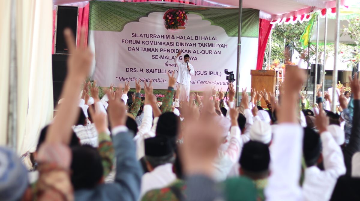 Ribuan guru madrasah diniyah (madin) di Malang menyatakan dukungan kepada calon Gubernur Jawa Timur nomor urut dua, Saifullah Yusuf (Gus Ipul), Rabu, 20 Juni 2018. 