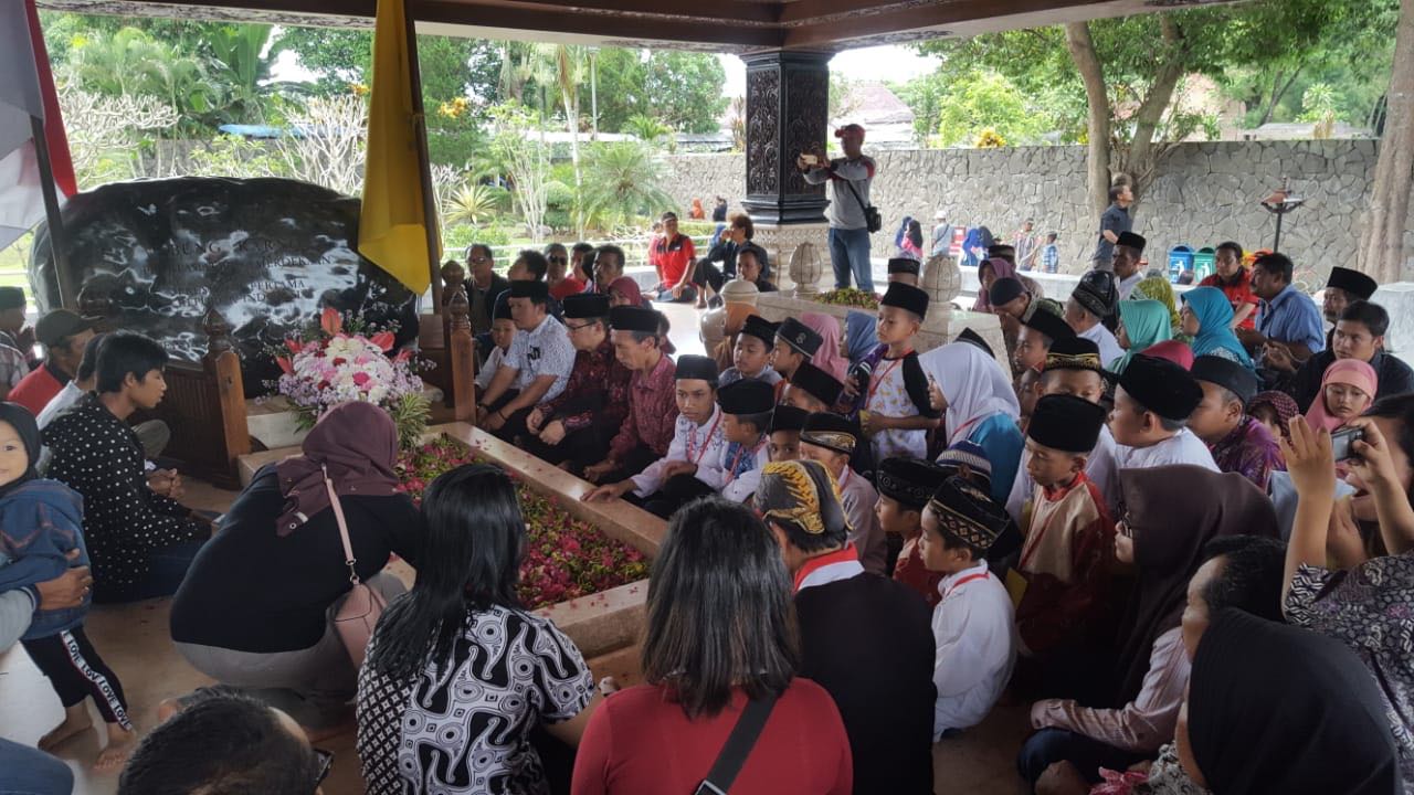 Doa anak-anak yatim piatu menghantar Haul Bung Karno ke-48, di Kelurahan Bendogerit, Kota Blitar, Rabu, 20 Juni 2018.