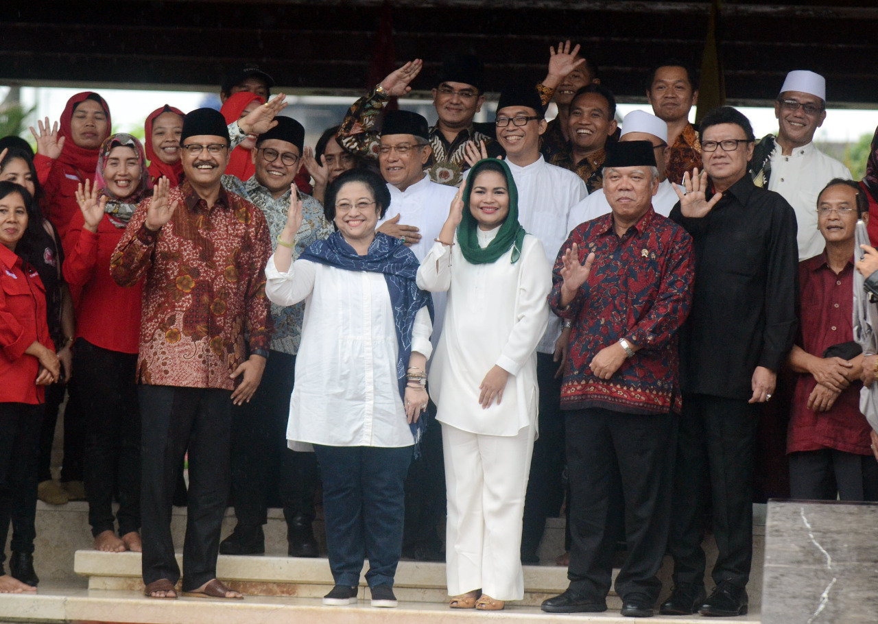 Gus Ipul-Puti Guntur Soekarno bersama para tokoh saat menghadiri Haul Bung Karno ke-48, di Blitar, Rabu, 20 Juni 2018. 