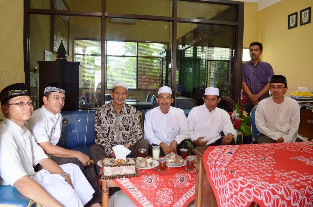 UKHUWAH ISLAM: Gus Ali dan Mohammad Machmud (anggota DPRD Kota Surabaya, dua dari kiri) di antara sejumlah tokoh masyarakat. (foto: ist)