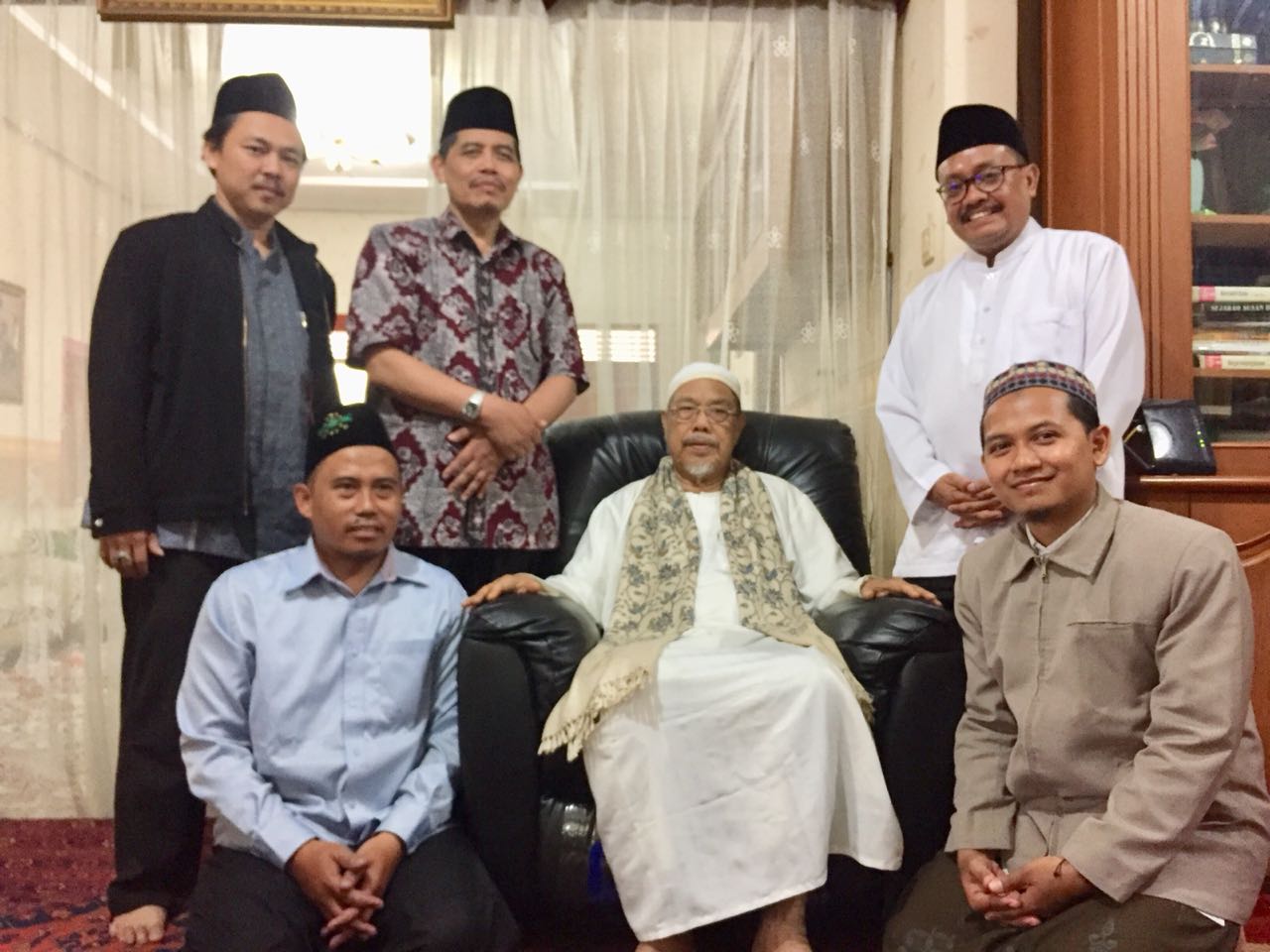PERJUANGAN: KH Tolchah Hasan di Singosari Malang, bersama Tim Pengusul Gelar Pahlawan KH Masjkur. (foto: mas'ud said for ngopibareng.id)