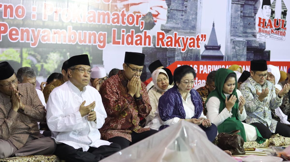 Calon Gubernur Jawa Timur Saifullah Yusuf (Gus Ipul) dan Cawagub Puti Guntur Soekarno menghadiri rangkaian acara Haul Presiden pertama Ir Sukarno (Bung Karno) ke-48 di Kota Blitar, Rabu, 20 Juni 2018.