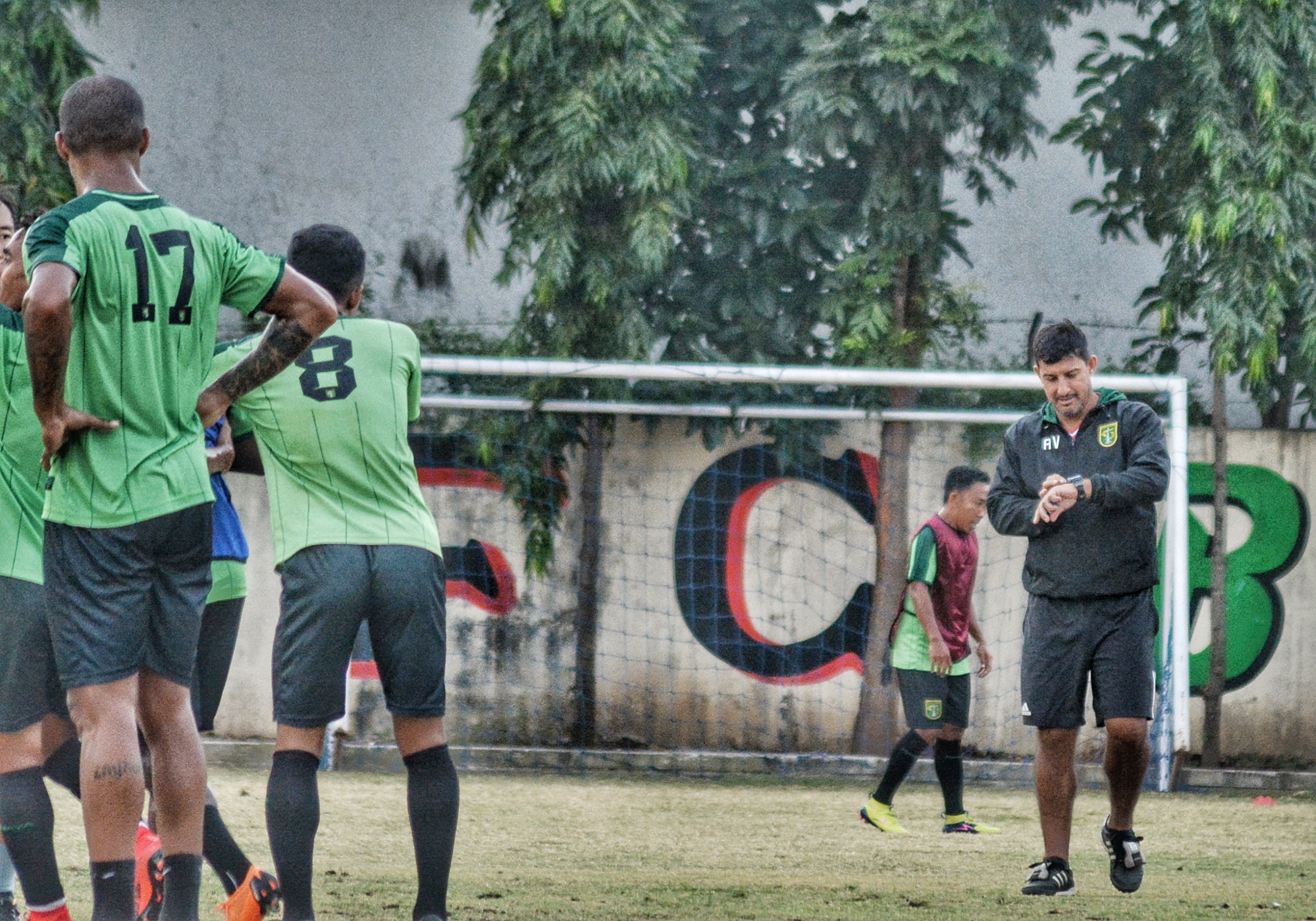 Persebaya Surabaya saat latihan di Lapangan Polda Jatim. (foto: hrs/ngopibareng)