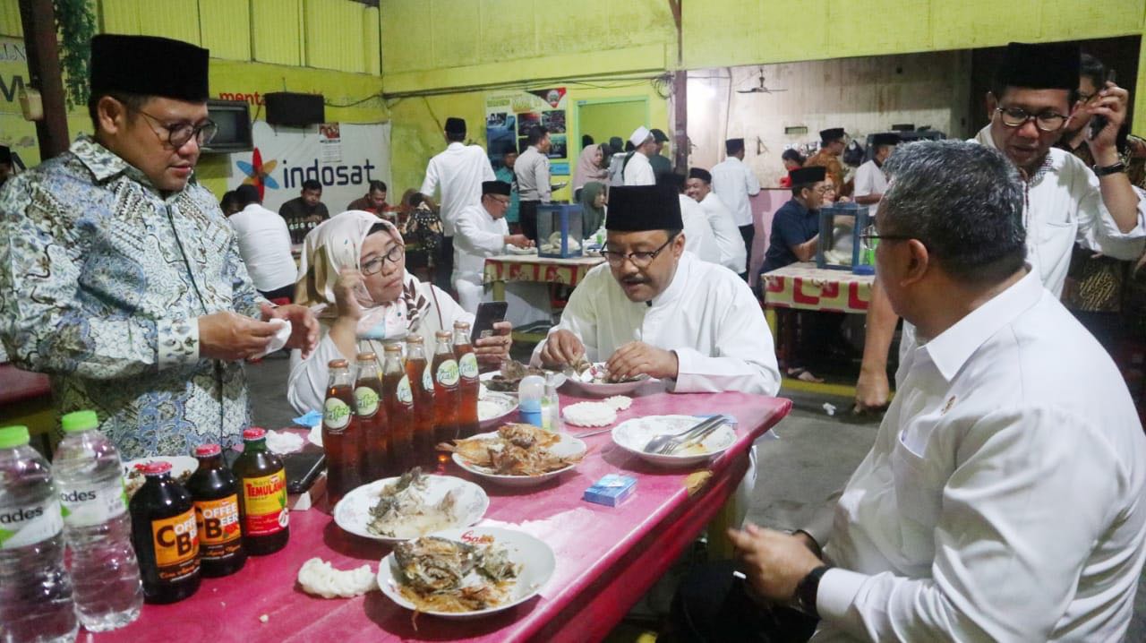 Calon Gubernur Jawa Timur nomor urut dua Saifullah Yusuf (Gus Ipul) ajak empat menteri kabinet kerja mampir dan menikmati masakan 