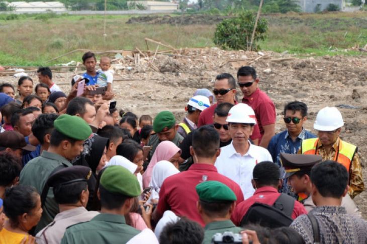 Presiden Joko Widodo blusukan ke lokasi calon landasan pacu (runway) terminal 3 Bandara Soekarno-Hatta, Kamis 21 Juni, yang bertepatan dengan hari ini ulang tahunnya ke-57. (Foto: Antara)