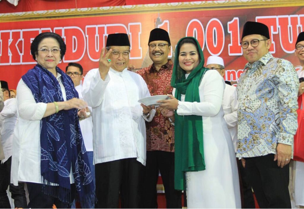 (Dari kiri) Megawati Soekarno Putri, KH Said Aqil Siradj, Saifullah Yusuf (Gus Ipul), Puti Guntur Soekarno, dan Muahimin Iskandar, usai peringatan Haul Bung Karno di Blitar, Rabu 20 Juni 2018, malam.
