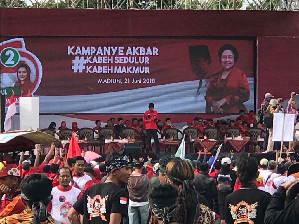 Kampanye akbar Calon Gubernur Jawa Timur nomor 2 Saifullah Yusuf (Gus Ipul) - Puti Guntur Soekarno, di Lapangan Gulun, Kota Madiun, Kamis, 21 Juni 2018 sore.