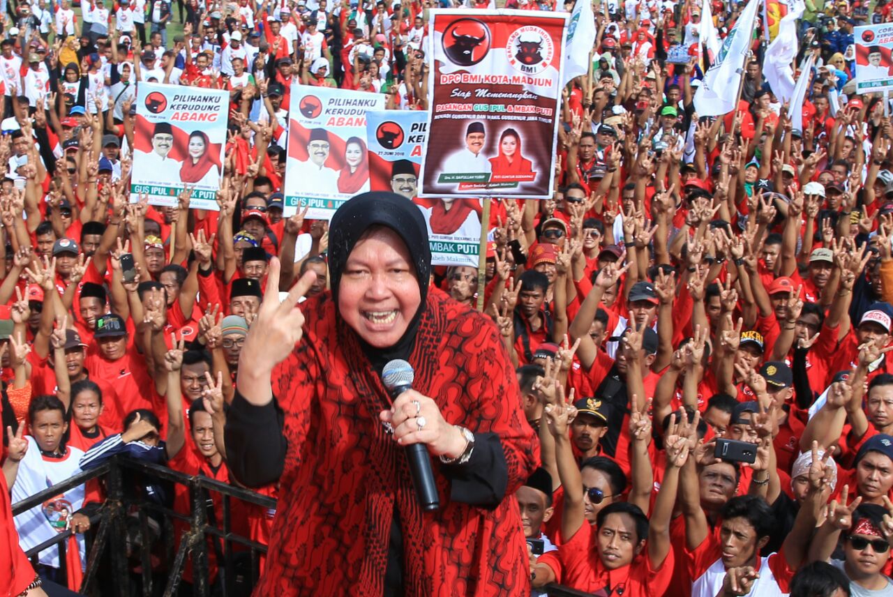 Wali Kota Surabaya Tri Rismaharini menjadi salah satu juru kampanye bagi Calon Gubernur Jatim Saifullah Yusuf (Gus Ipul) dan Cawagub Puti Guntur Soekarno di Lapangan Gulun, Kota Madiun, Kamis, 21 Juni 2018. 